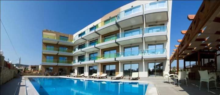 Bazén v ubytovaní Crystal Bay Hotel alebo v jeho blízkosti