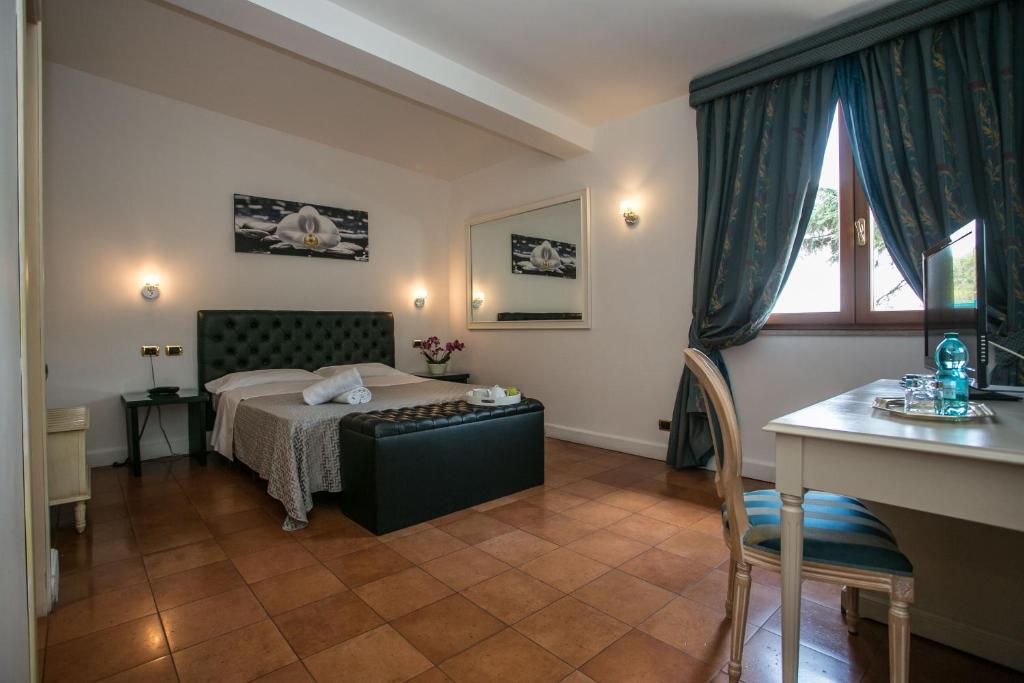 Postel nebo postele na pokoji v ubytování Hotel Quadrifoglio Roma Eur