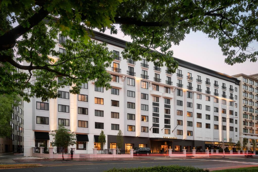 華盛頓的住宿－The Darcy Hotel, Washington DC，一条城市街道上的白色大建筑