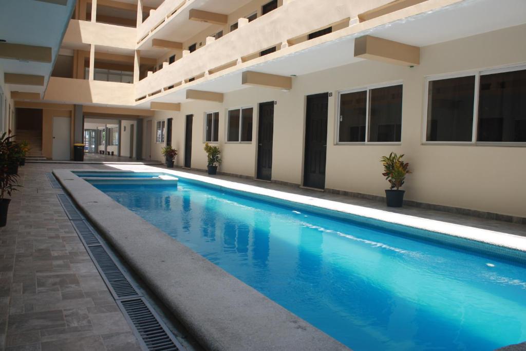 Bazén v ubytování Hotel Puerto Inn nebo v jeho okolí