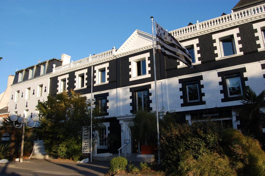 波爾尼謝的住宿－Hotel de Charme Le Sud Bretagne，前面有美国国旗的建筑