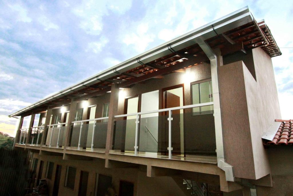 un edificio con balcón con luces encendidas en Pousada Pouso Vitoria, en Pirenópolis