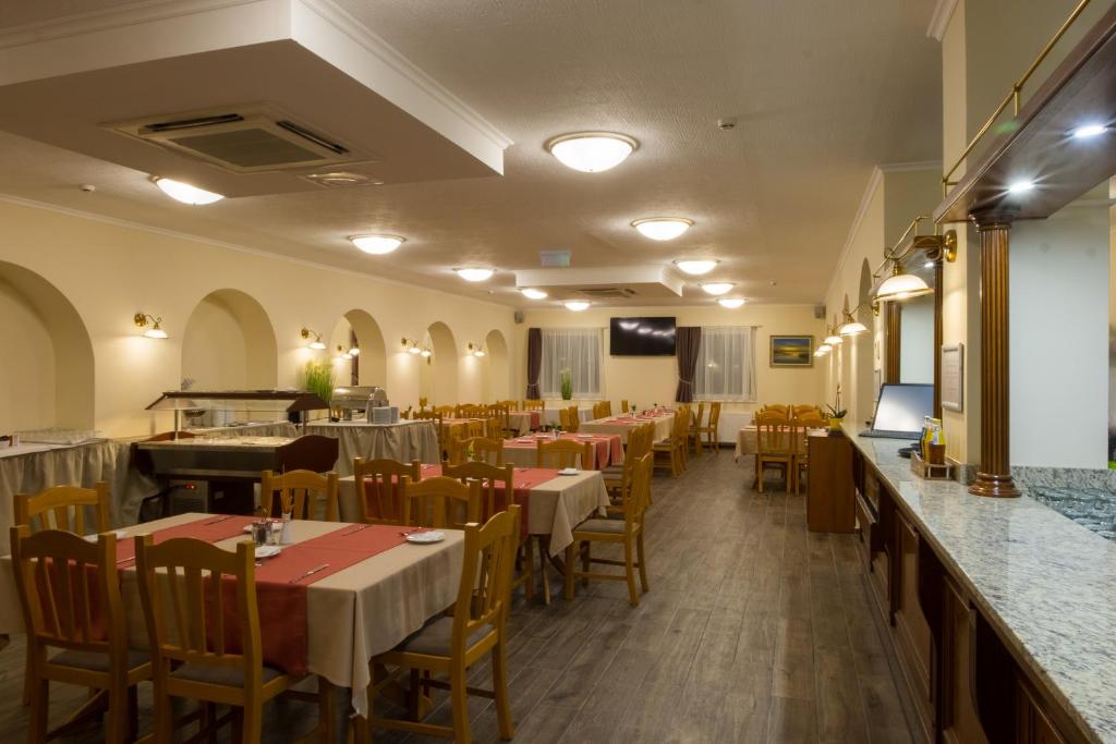 Reštaurácia alebo iné gastronomické zariadenie v ubytovaní Land-Plan Hotel
