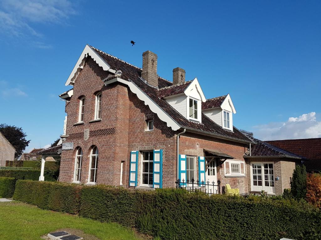 een groot bakstenen huis met een dak bij Enroute367 in Varsenare