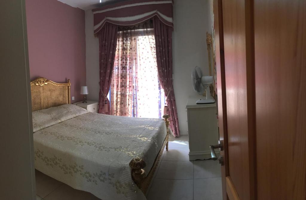 Postel nebo postele na pokoji v ubytování Ix Xaluppa J6 Apartment