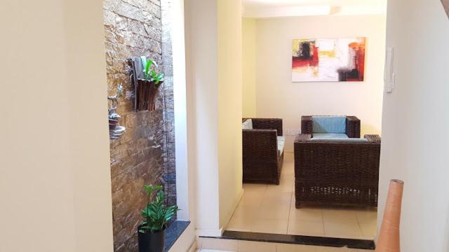 um corredor com uma sala de estar com um sofá em Hipolitus Apart Hotel em Lagarto