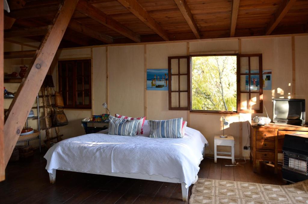a bedroom with a white bed and a window at Ha Mar ao Luar in Setúbal