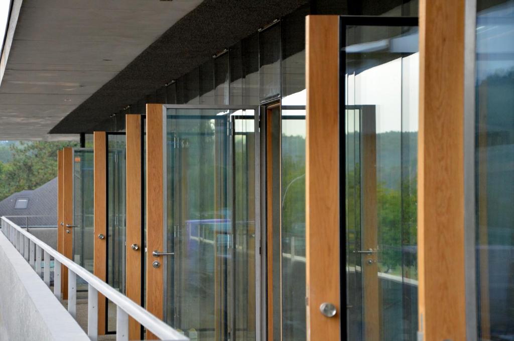 Rõdu või terrass majutusasutuses Hotel de l'Ecluse Superior