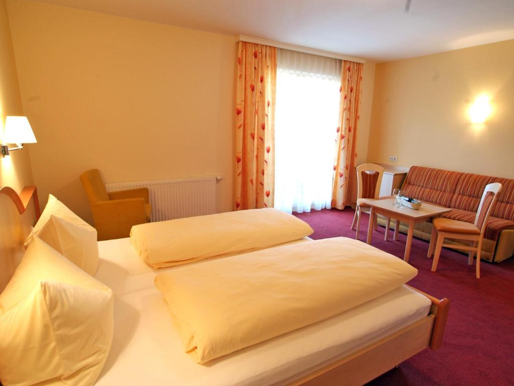 Posteľ alebo postele v izbe v ubytovaní Hotel Gasthof Neuner