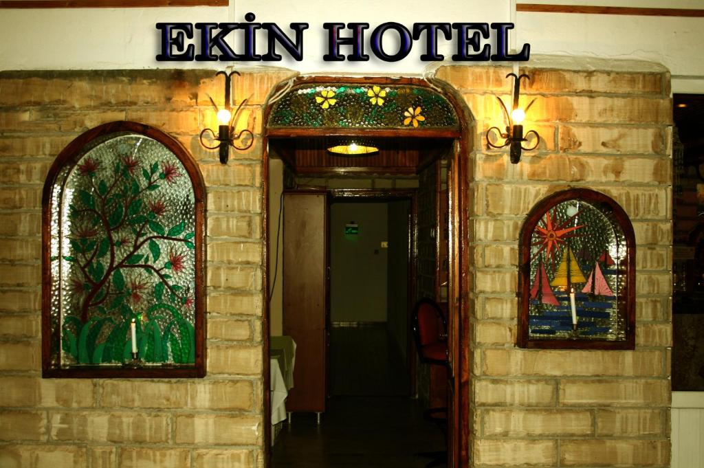 マルマリスにあるEkin Hotelの出口ホテルの看板のある建物