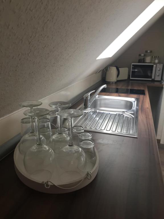 eine Küche mit Spüle und vier Glasgläsern in der Unterkunft Joel Living in Hannover