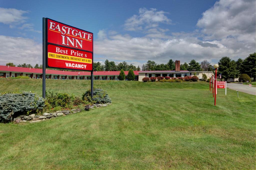 una señal para un restaurante frente a un edificio en EastGate Inn, en Littleton