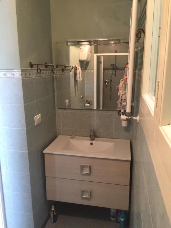 łazienka z umywalką i lustrem w obiekcie Villa Grespola w Lukce