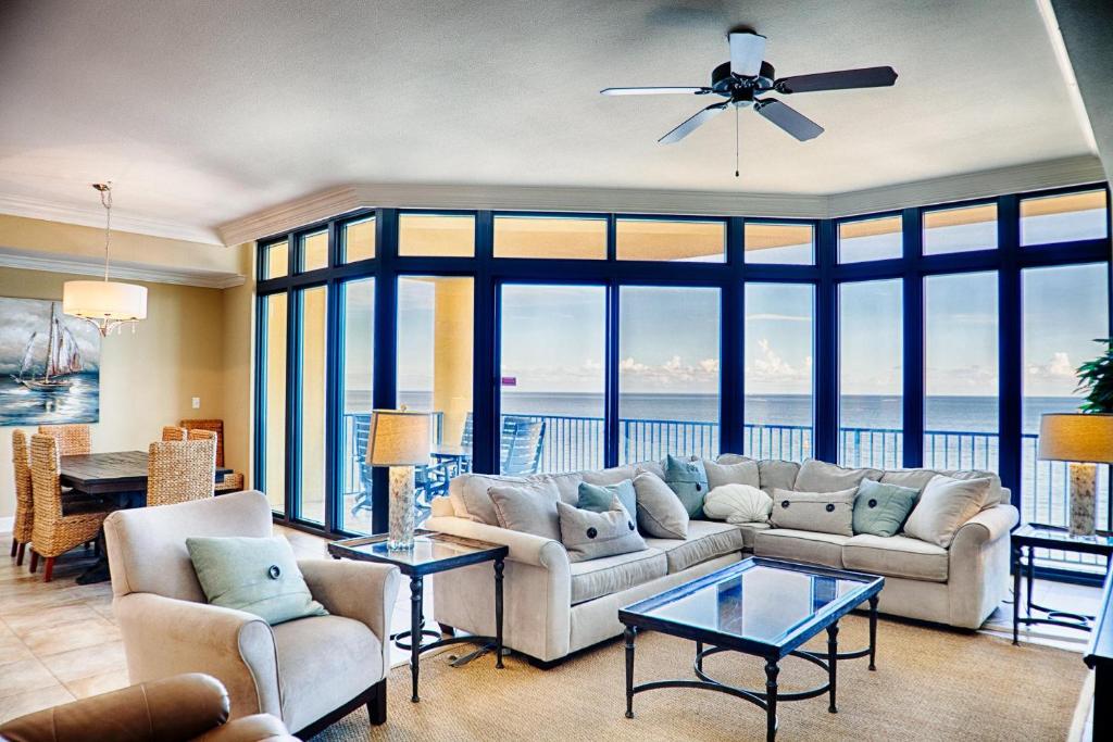 sala de estar con sofá y vistas al océano en Phoenix West II Unit 1109, en Orange Beach
