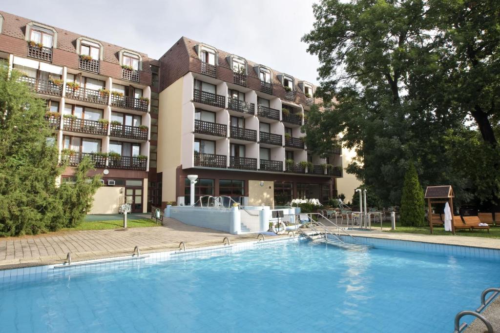 a large swimming pool in front of a building at Ensana Thermal Sárvár in Sárvár