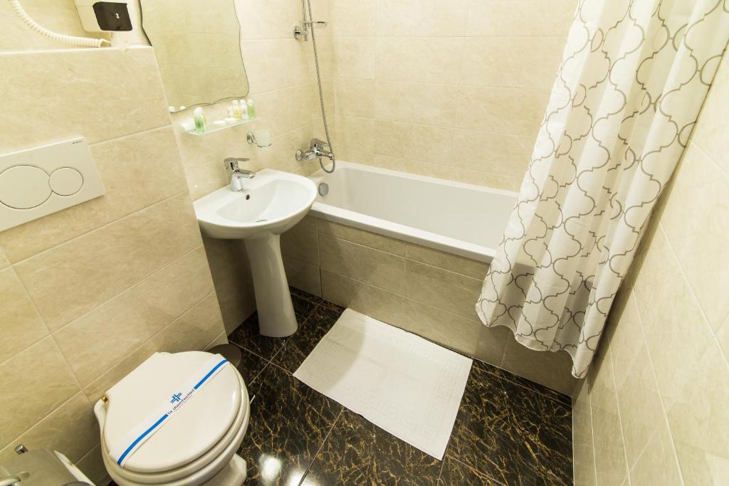 Koupelna v ubytování L.O.Y Family Hotel