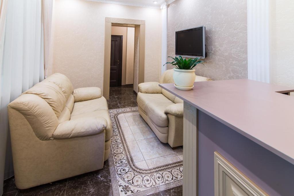 TV a/nebo společenská místnost v ubytování L.O.Y Family Hotel