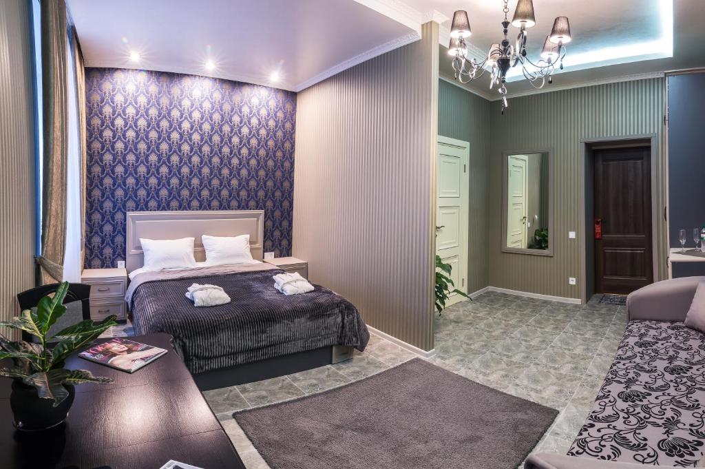 sypialnia z łóżkiem i salon w obiekcie L.O.Y Family Hotel w mieście Dniepr
