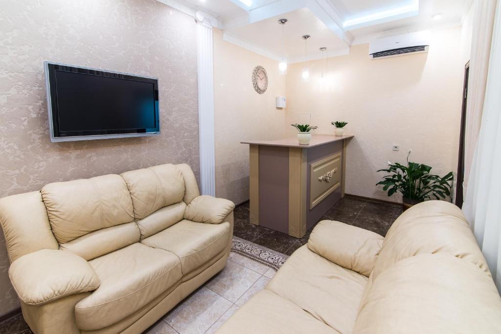 TV a/nebo společenská místnost v ubytování L.O.Y Family Hotel