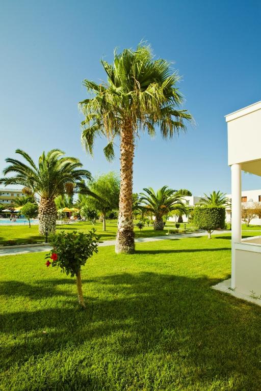 حديقة خارج Hotel Esperia