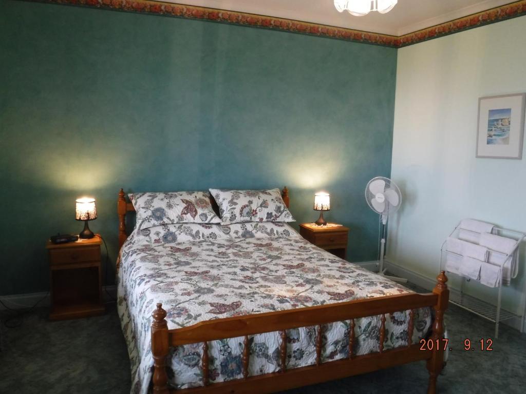 een slaapkamer met een bed en twee lampen op tafels bij Arabella Country House in Princetown