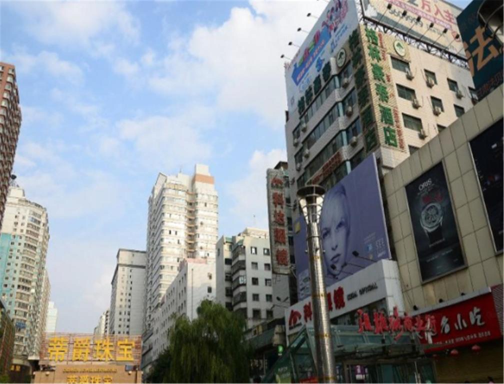 una ciudad con edificios altos y luz de la calle en GreenTree Inn GanSu LanZhou Railway Station DingXi Road Express Hotel en Lanzhou