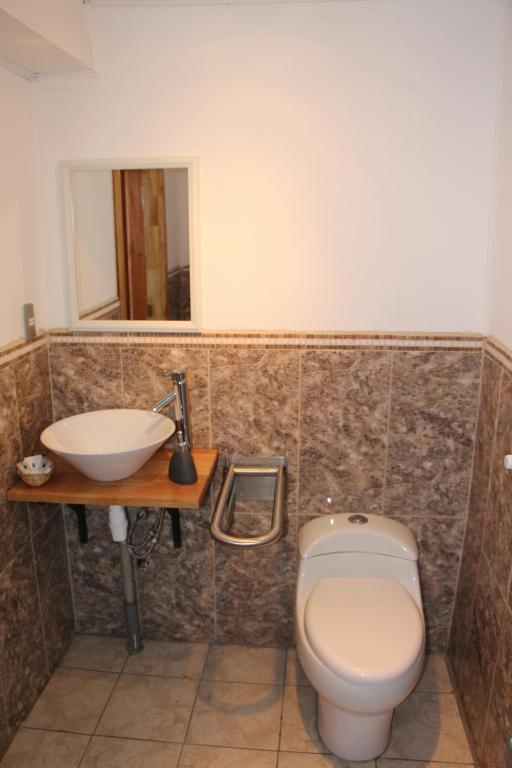 Bilik mandi di Hostal Fernando de Magalhaes