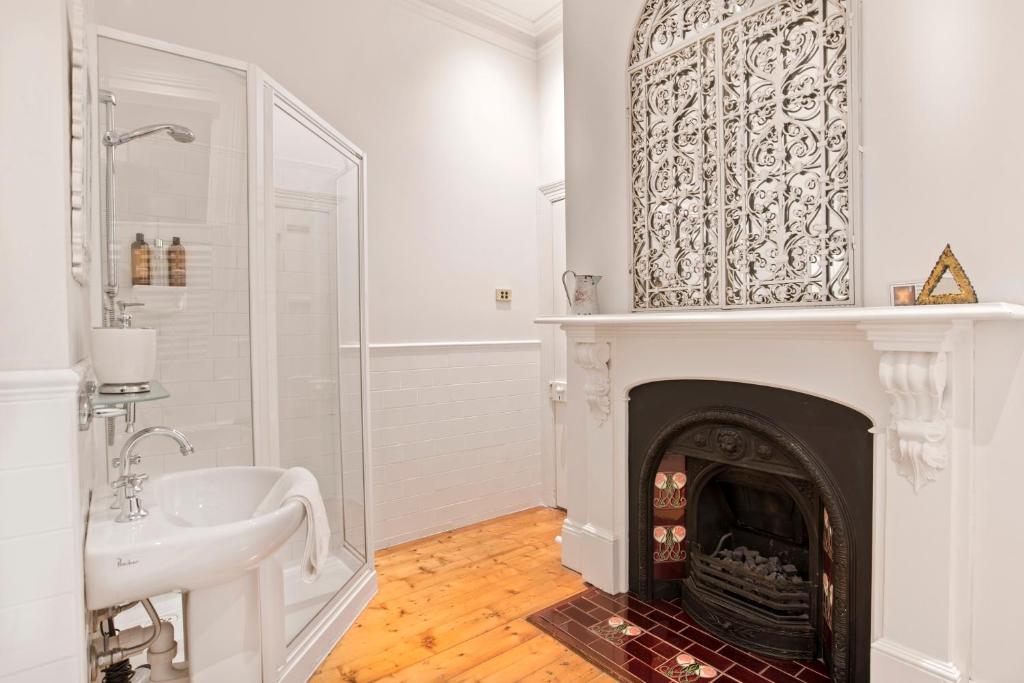 Captains Retreat Apartments and Cottages - Corsair Room (Spa Ensuite)