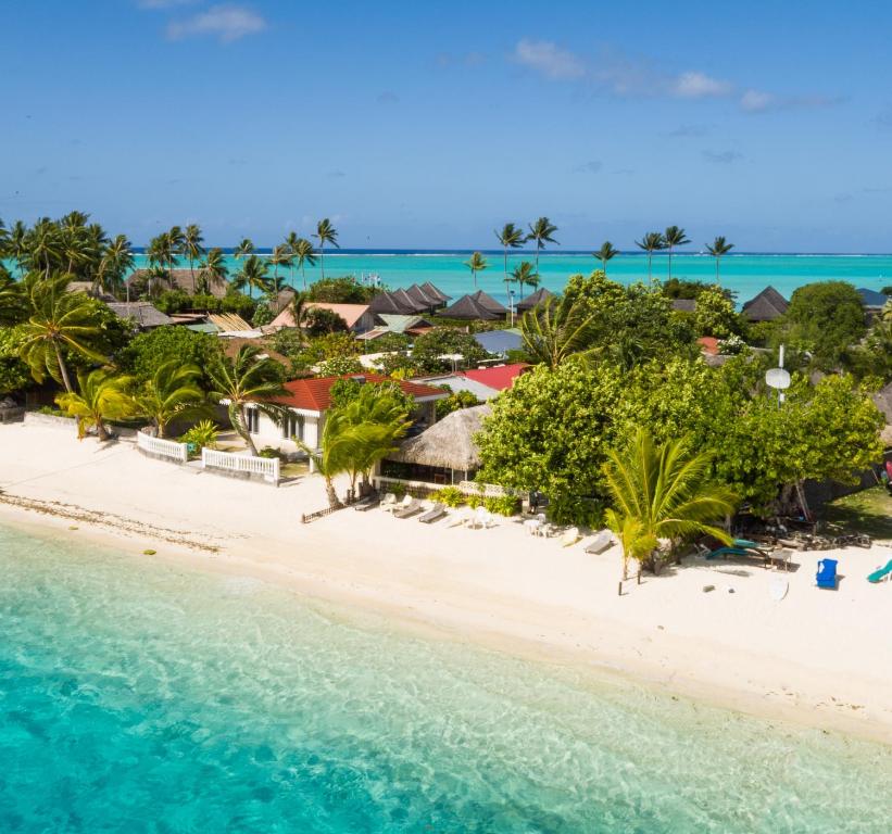 una vista aérea de un complejo en la playa en Village Temanuata en Bora Bora