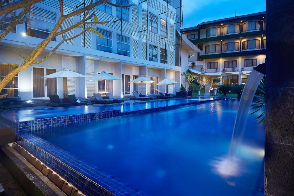 uma piscina em frente a um edifício em Grand Kecubung Hotel em Pangkalan Bun