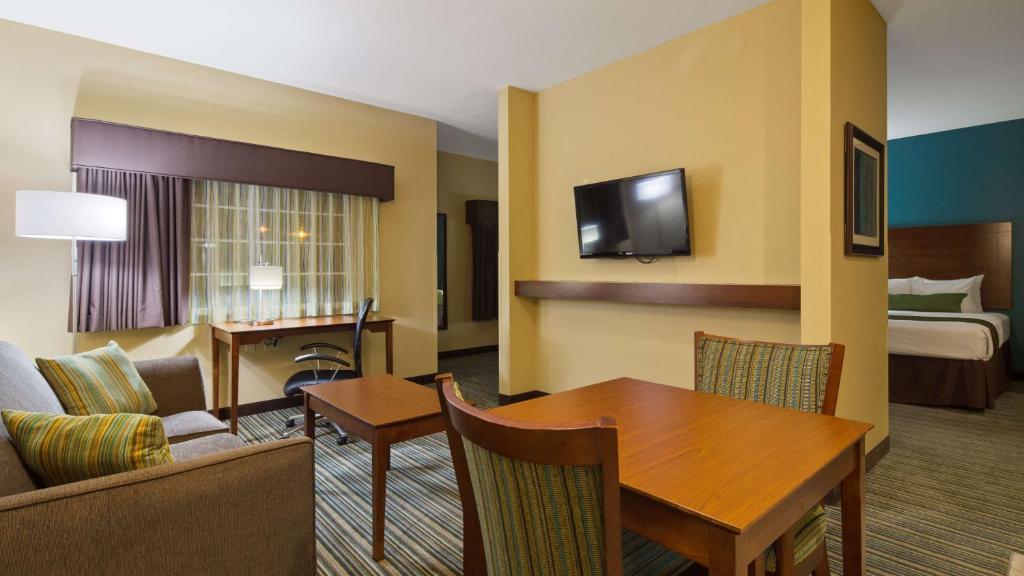 TV a/nebo společenská místnost v ubytování Best Western Plus Patterson Park Inn