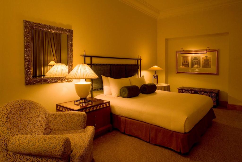 Postel nebo postele na pokoji v ubytování Grand Hyatt Muscat
