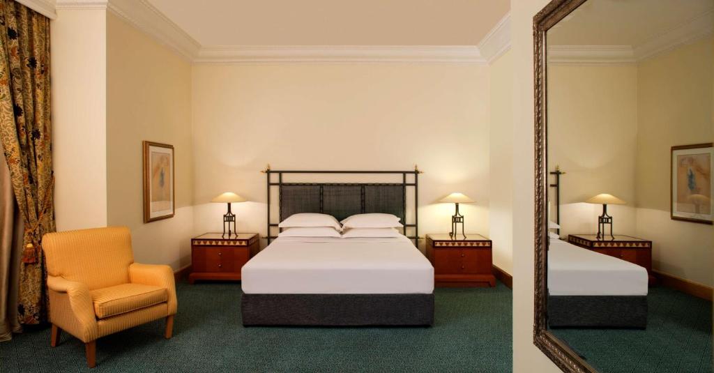 Postel nebo postele na pokoji v ubytování Grand Hyatt Muscat
