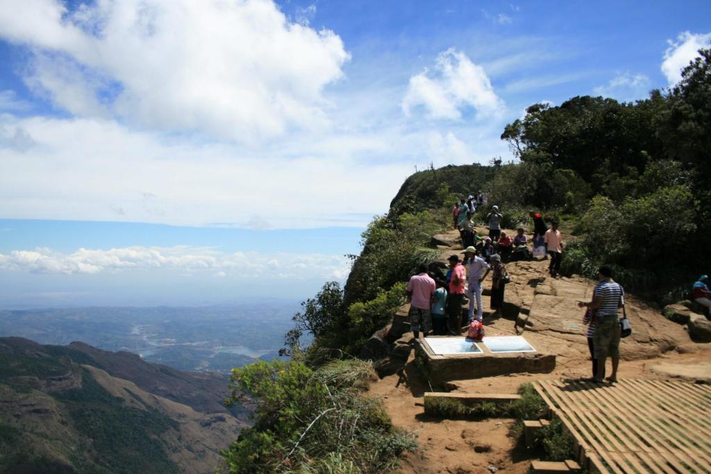 Un groupe de personnes se tenant au sommet d'une montagne dans l'établissement Horton Mountain, à Ohiya