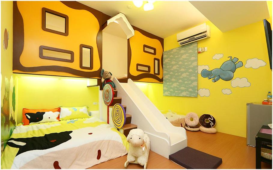 una camera per bambini con letto e scala di Zoo B&B a Città di Taitung