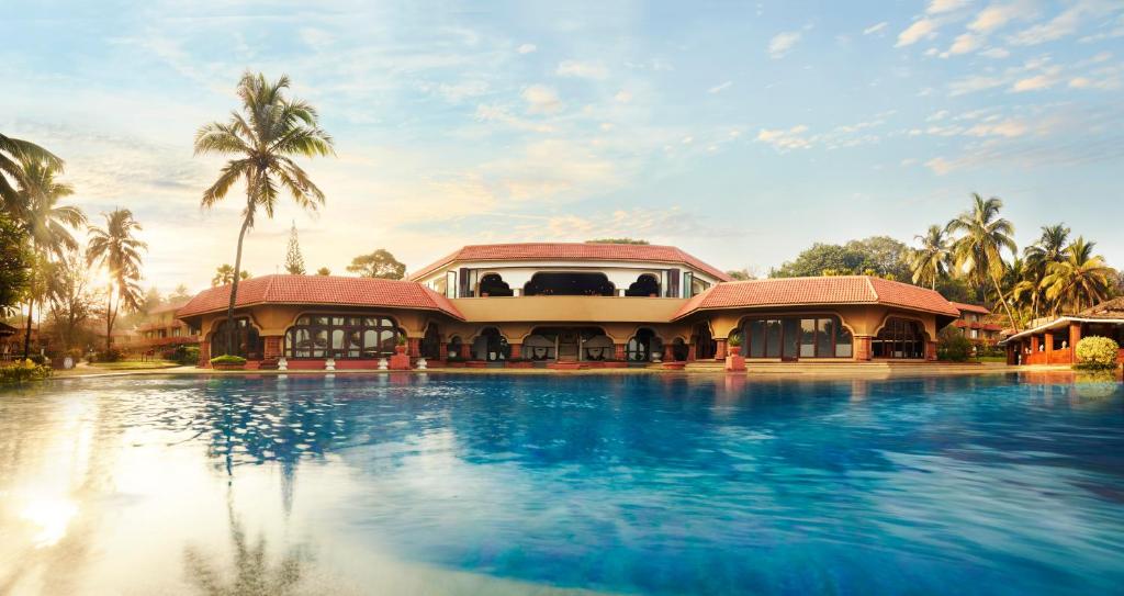 een resort met een zwembad voor een gebouw bij Taj Fort Aguada Resort & Spa, Goa in Candolim