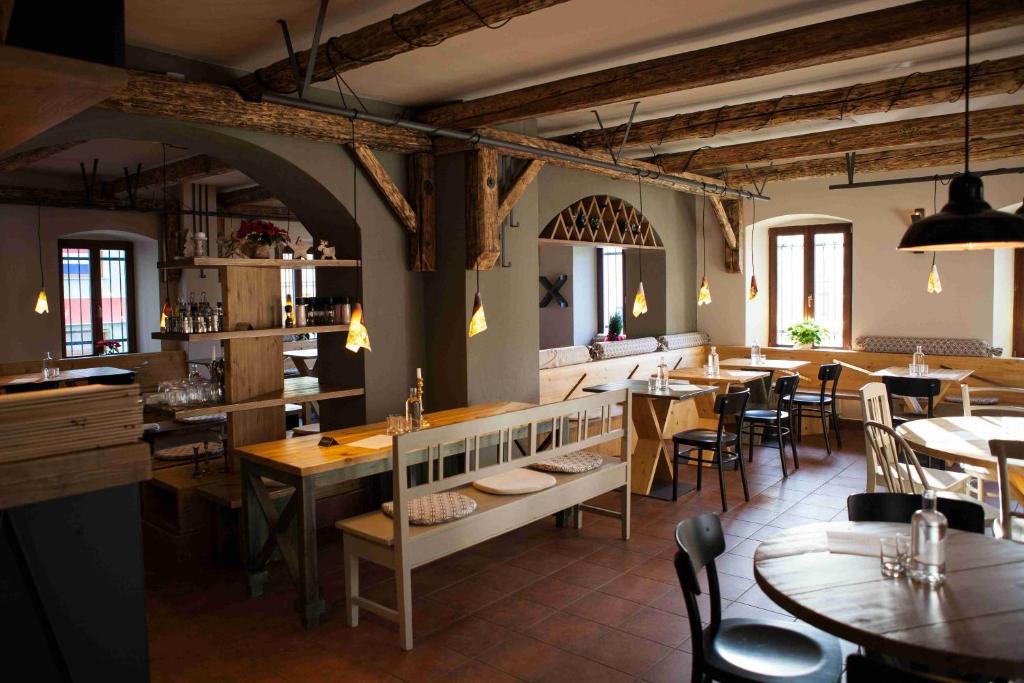 Un restaurante con mesas y sillas en una habitación. en Pension Půlměsíc, en Jablonec nad Nisou