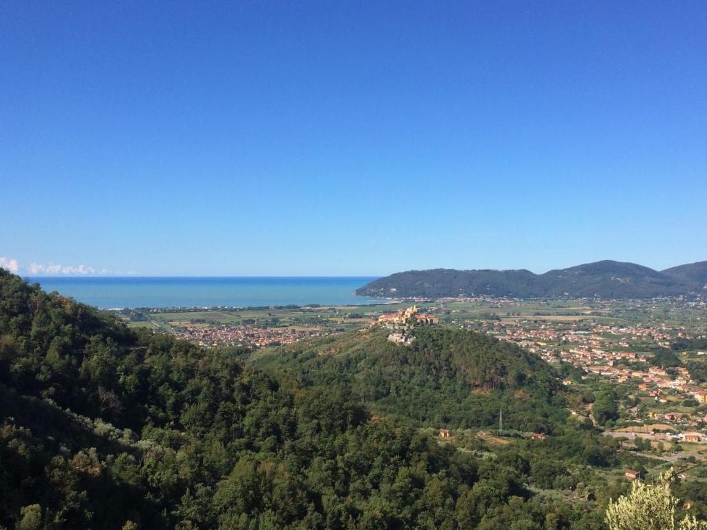 uitzicht op de stad en de oceaan bij Casa Morellini in Ortonovo