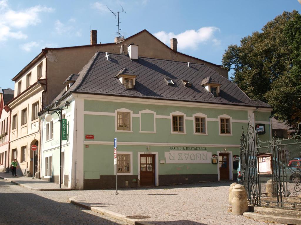 un edificio verde y blanco al lado de una calle en Hotel U Zvonu, en Kutná Hora
