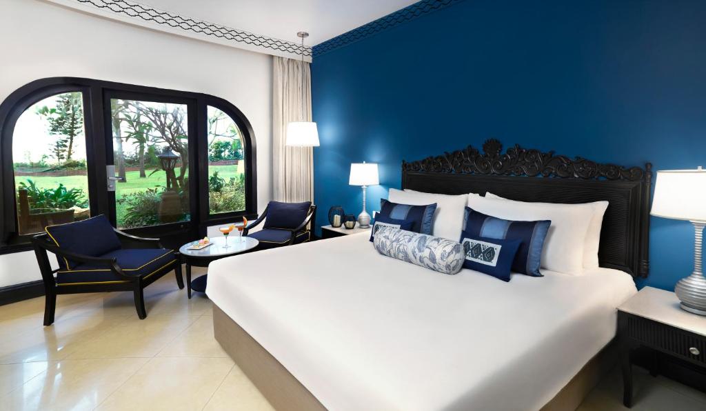 Кровать или кровати в номере Taj Fort Aguada Resort & Spa, Goa