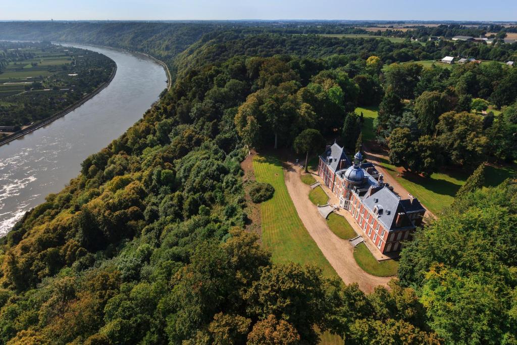 - une vue aérienne sur une demeure de caractère située à côté d'une rivière dans l'établissement Appart Privé dans le Château du Landin, à Le Landin