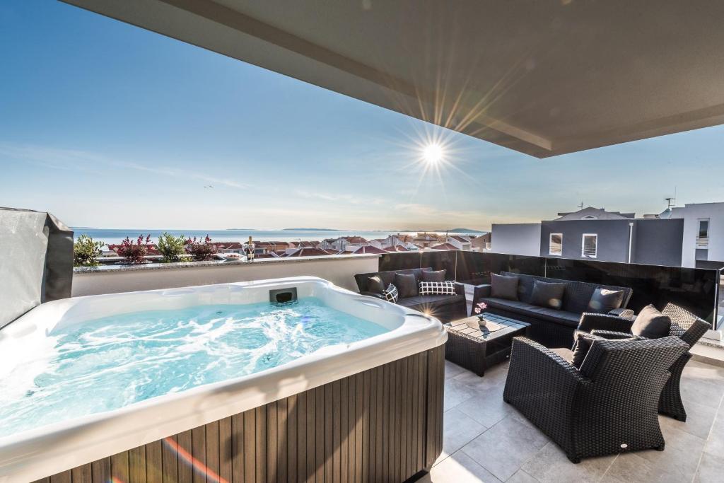 una vasca idromassaggio sul balcone di una casa di Villa Magnifica Penthouse with Jacuzzi a Novalja (Novaglia)