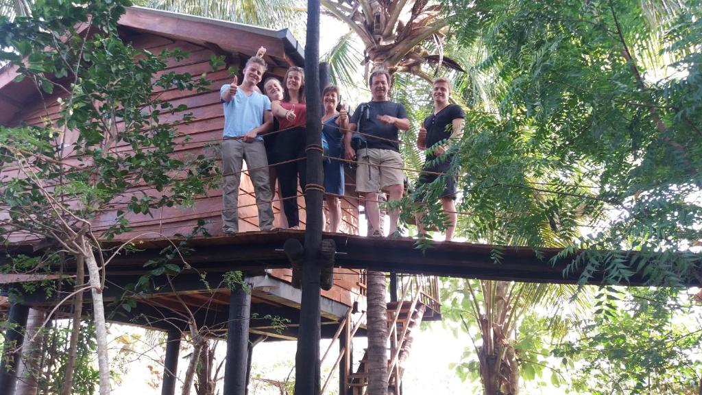 eine Gruppe von Menschen, die auf einem Baumhaus stehen in der Unterkunft Sigiri Sarilco Rock View Treehouse in Sigiriya