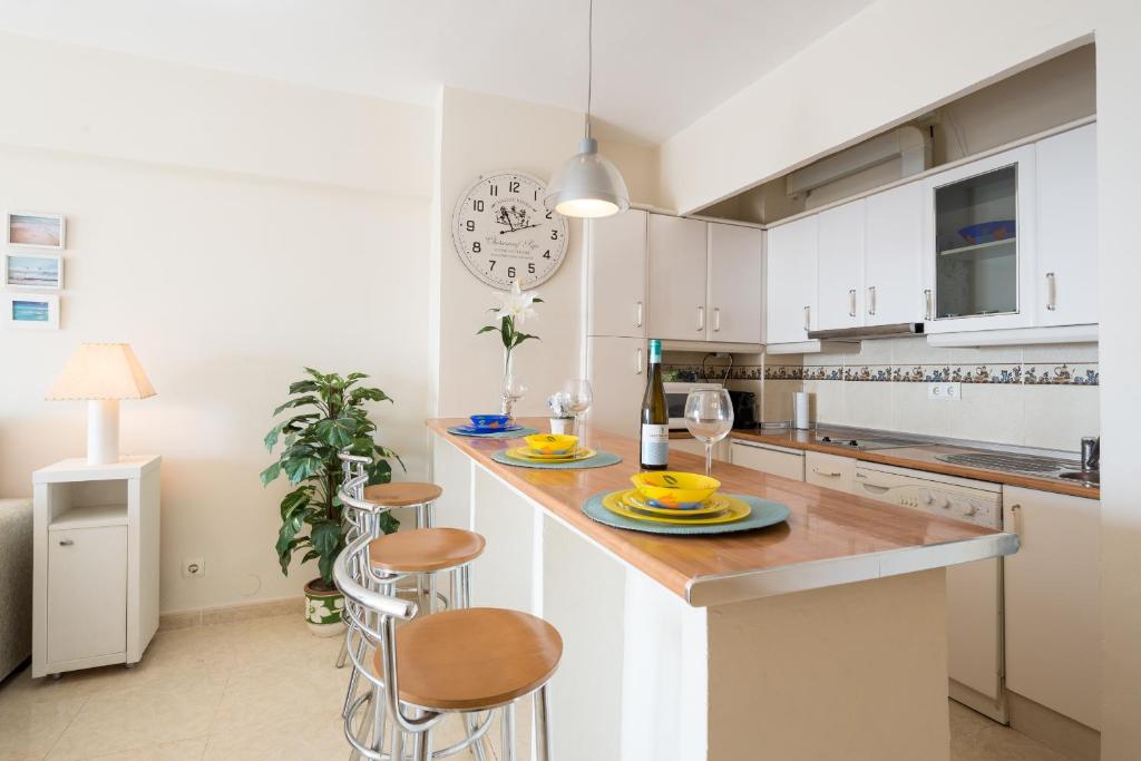 A kitchen or kitchenette at MalagaSuite Front Beach Malagueta