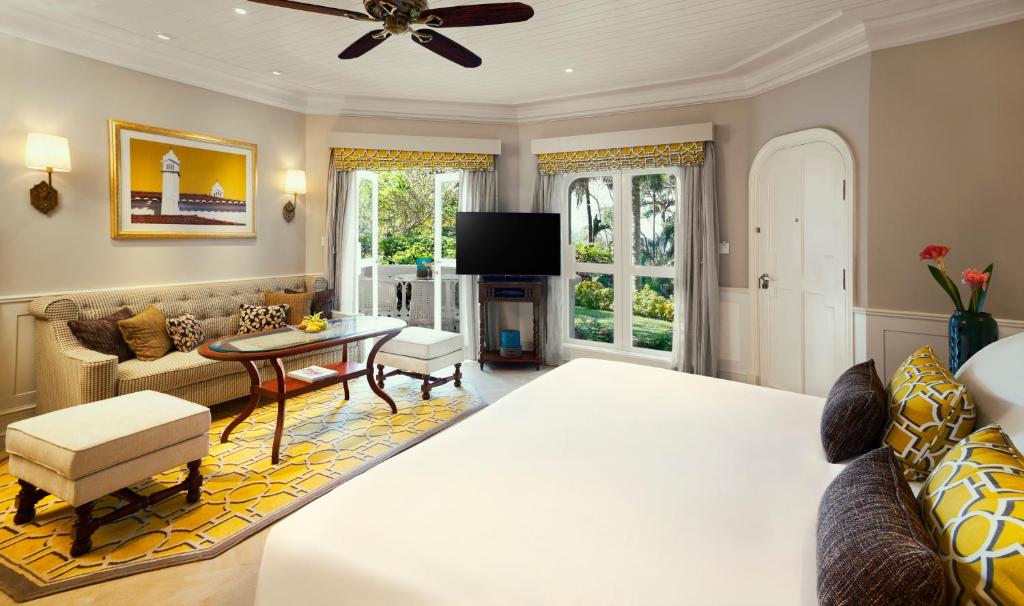 Кровать или кровати в номере Taj Fort Aguada Resort & Spa, Goa