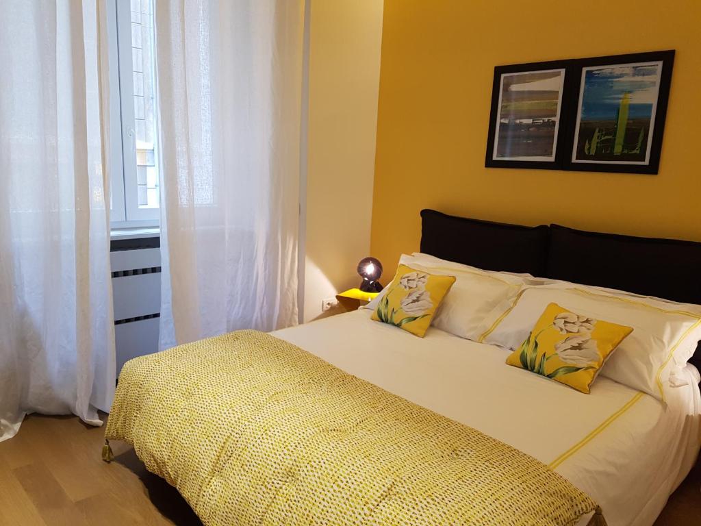 A bed or beds in a room at Madeleine apartments - Brera