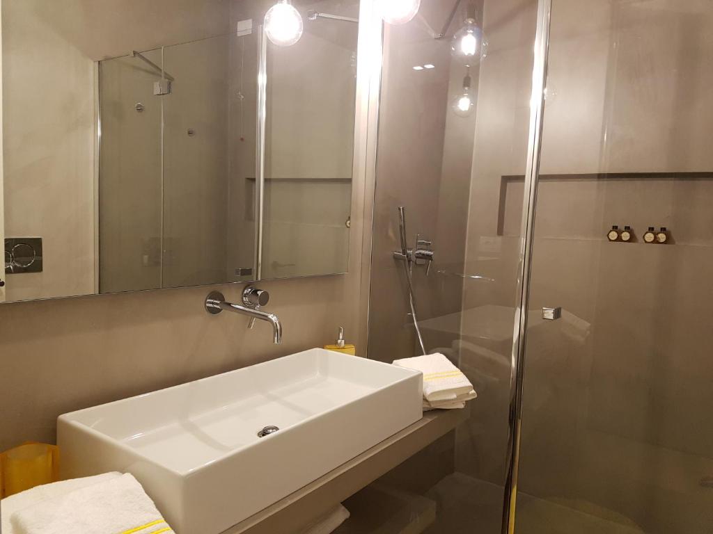 A bathroom at Madeleine apartments - Brera