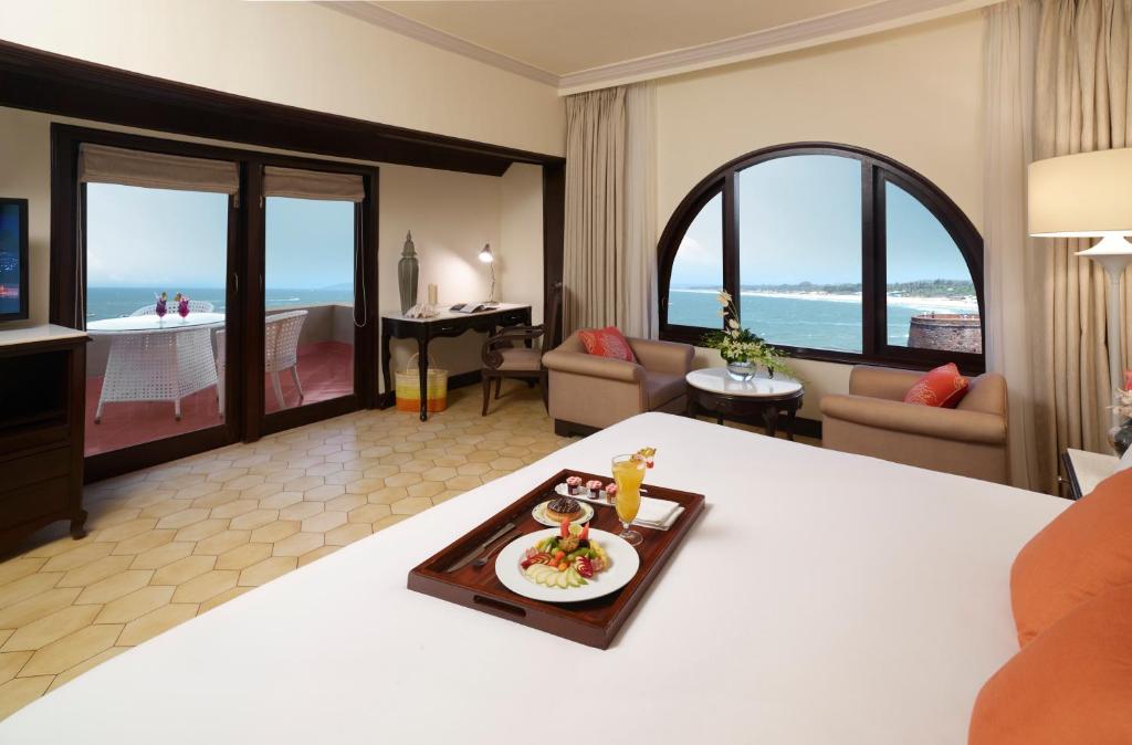 Кровать или кровати в номере Taj Fort Aguada Resort & Spa, Goa