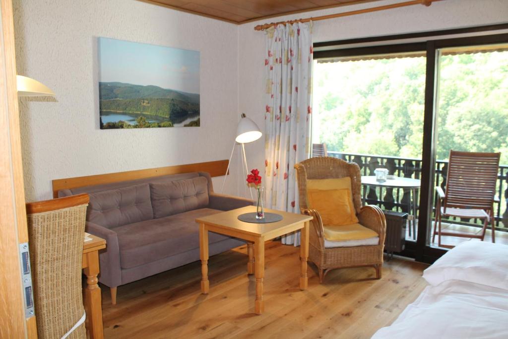 Postel nebo postele na pokoji v ubytování BELVEDERE - das BIO HOTEL Garni & SuiteHotel am Edersee ! Unser Geschenk für Sie, auch die GästeCard GrimmHeimat!