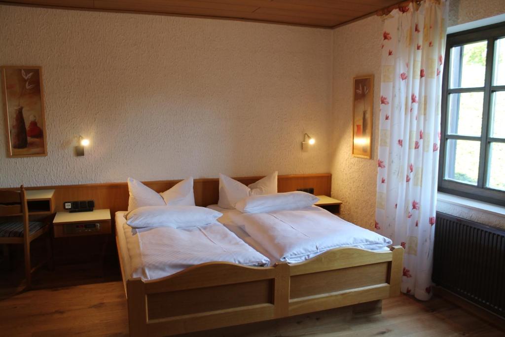 Postel nebo postele na pokoji v ubytování BELVEDERE - das BIO HOTEL Garni & SuiteHotel am Edersee ! Unser Geschenk für Sie, auch die GästeCard GrimmHeimat!